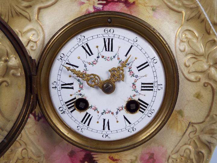 A ceramic cased mantel clock with floral - Image 2 of 7