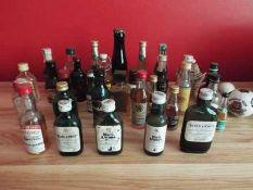 Spirits - a collection of approximately 32 miniatures to include various Buchanan's Black & White,