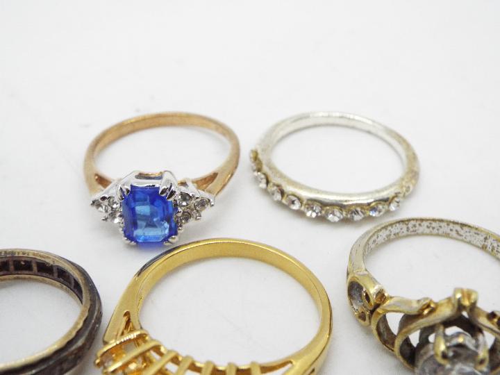 A collection of stone set rings, sizes range from K to T. - Image 4 of 4