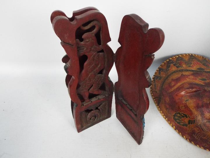 Two polychrome wooden carvings depicting - Bild 8 aus 9
