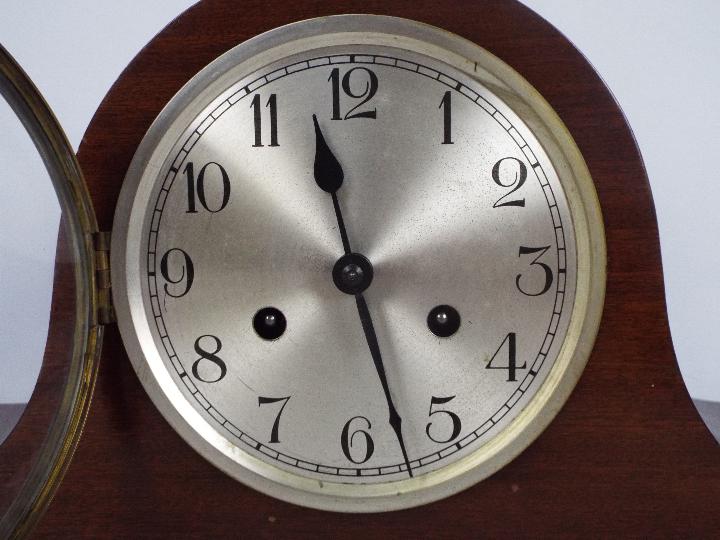 A mantel clock with Arabic numerals to a - Image 2 of 4