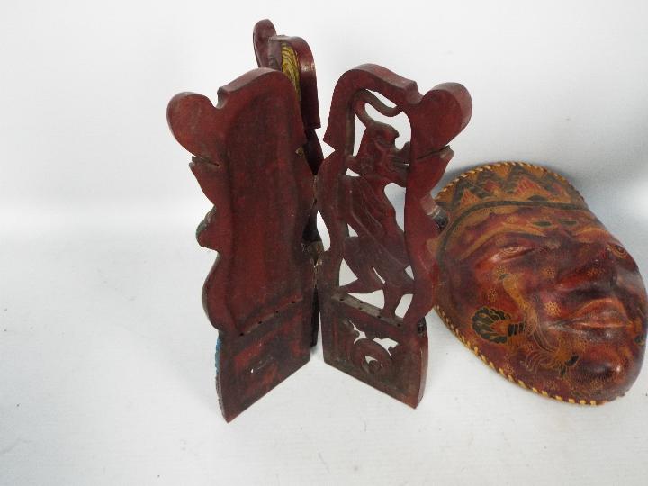 Two polychrome wooden carvings depicting - Bild 7 aus 9