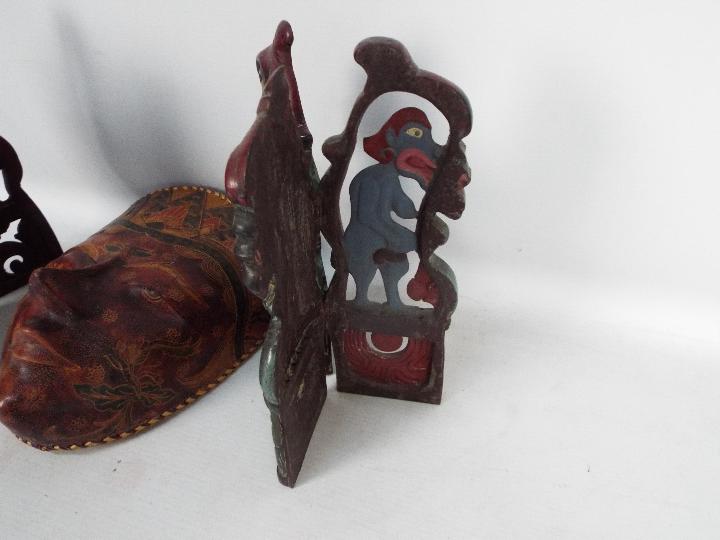 Two polychrome wooden carvings depicting - Bild 4 aus 9