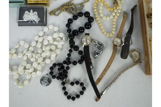 A small collection of costume jewellery - Image 4 of 7