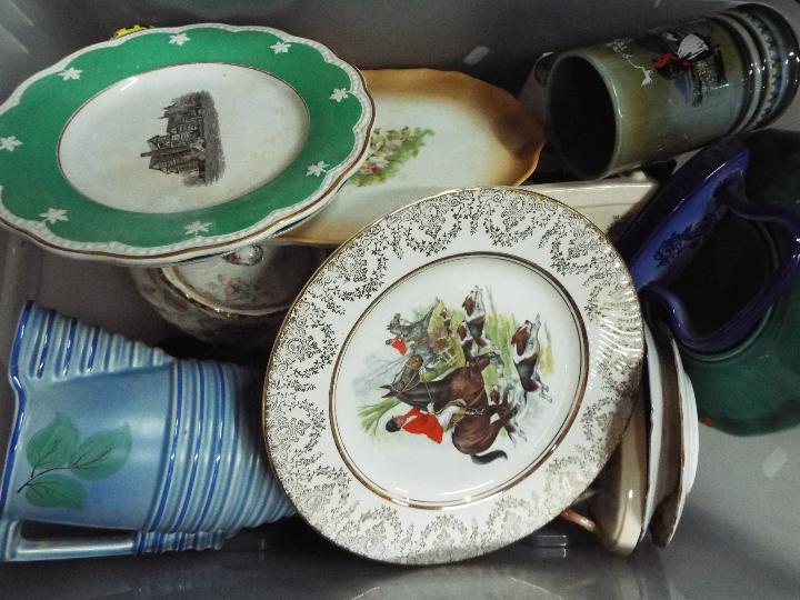 Two boxes, predominantly mixed ceramics to include plates, vase, jugs and similar. - Bild 3 aus 3