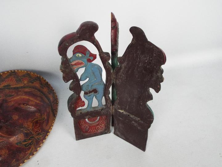 Two polychrome wooden carvings depicting - Bild 6 aus 9