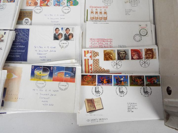 Philately - A good collection of GB First Day Covers, 1960's to 2000's. - Bild 2 aus 5