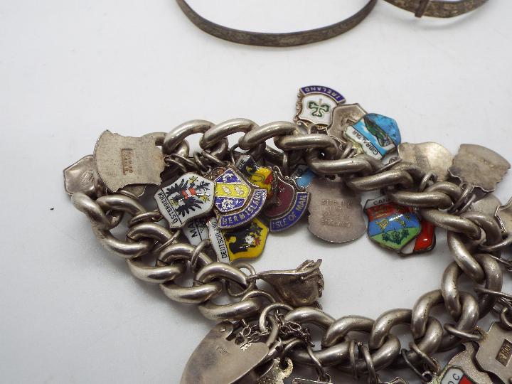 A white metal charm bracelet with a collection of charms, - Image 5 of 7
