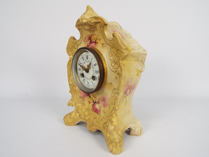 A ceramic cased mantel clock with floral - Image 3 of 7