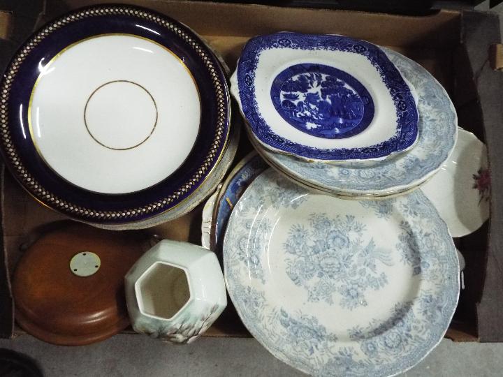 Two boxes, predominantly mixed ceramics to include plates, vase, jugs and similar. - Bild 2 aus 3