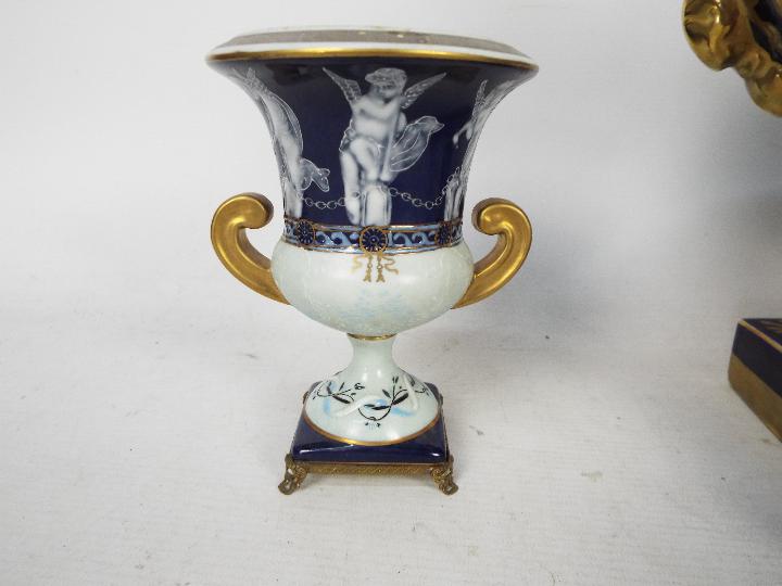 A Meissen style garniture in blue and gi - Bild 4 aus 5