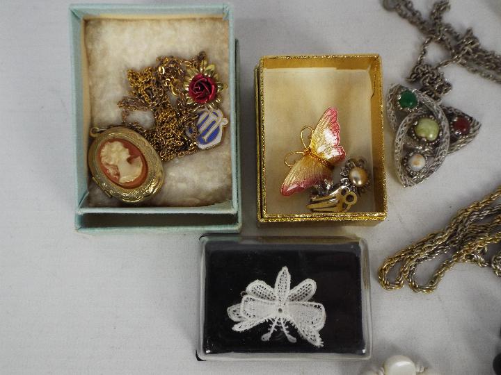 A small collection of costume jewellery - Bild 2 aus 7