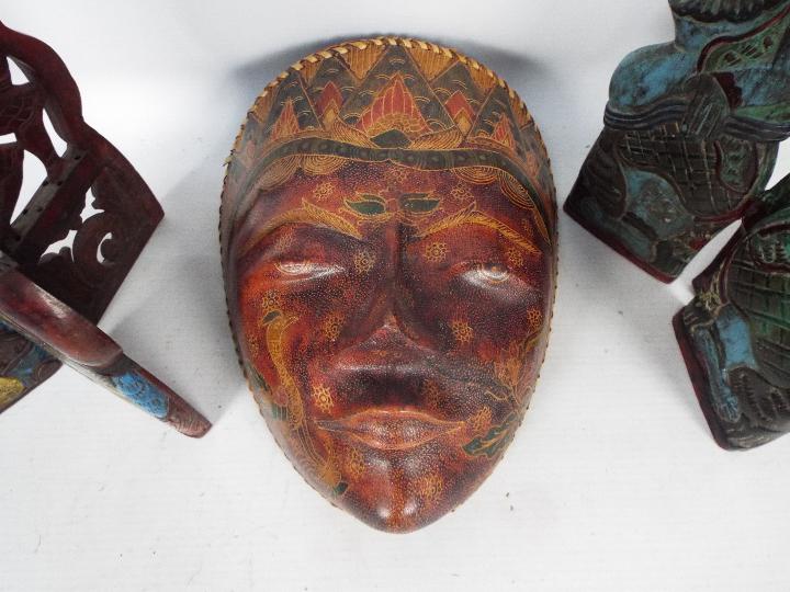 Two polychrome wooden carvings depicting - Bild 2 aus 9