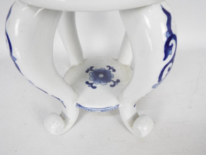 A blue and white ceramic jardiniere stan - Image 2 of 4