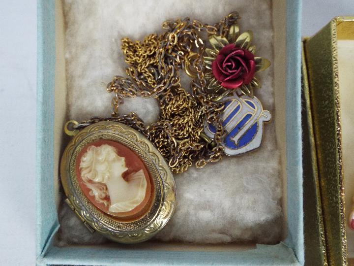 A small collection of costume jewellery - Bild 3 aus 7