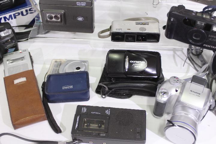 Photography - A collection of cameras to include Pentax, Fuji, a Minolta 16 Model P, - Image 4 of 5