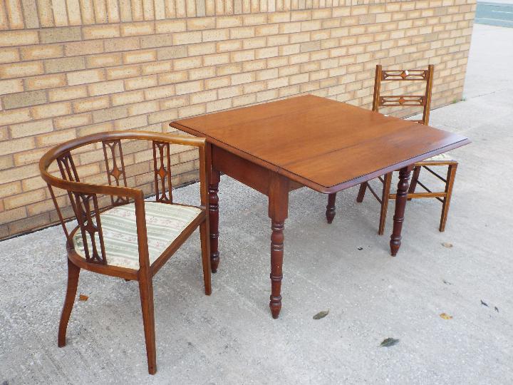 A drop leaf table measuring approximately 71 cm x 95 cm x 55 cm (105 cm) and two chairs. - Image 2 of 2