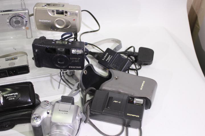 Photography - A collection of cameras to include Pentax, Fuji, a Minolta 16 Model P, - Image 5 of 5