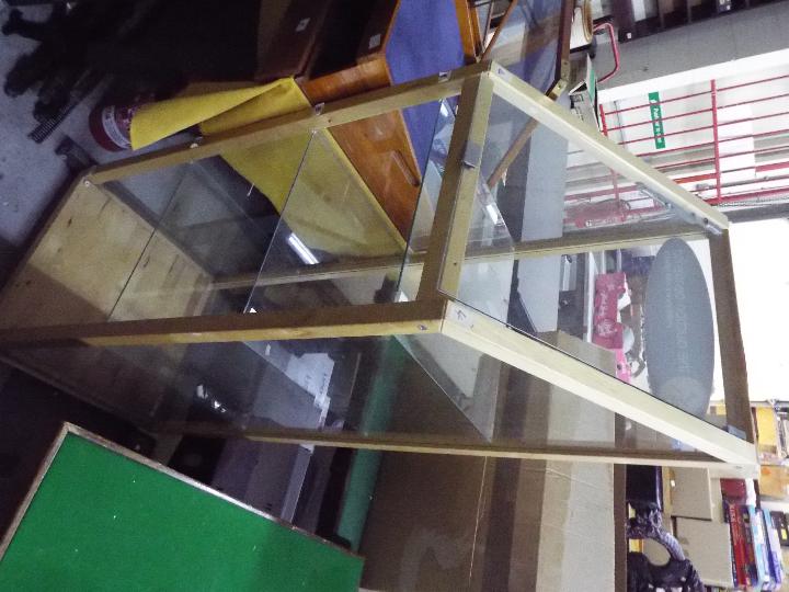 A pine framed display cabinet with glass shelves, approximately 137 cm x 46 cm x 48. - Image 2 of 3