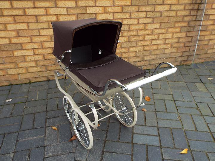 A vintage Silver Cross pram in good condition. - Image 3 of 7