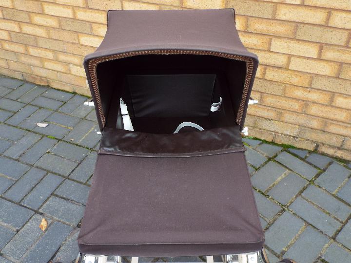 A vintage Silver Cross pram in good condition. - Image 7 of 7