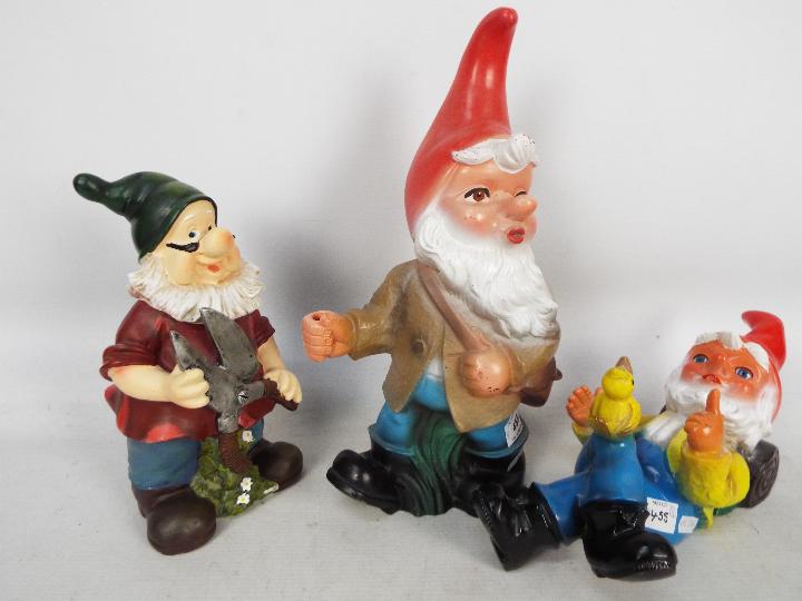 Garden Gnomes - A mixed lot of 3 garden - Image 3 of 7