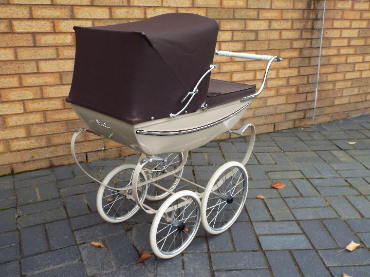 A vintage Silver Cross pram in good condition. - Image 4 of 7