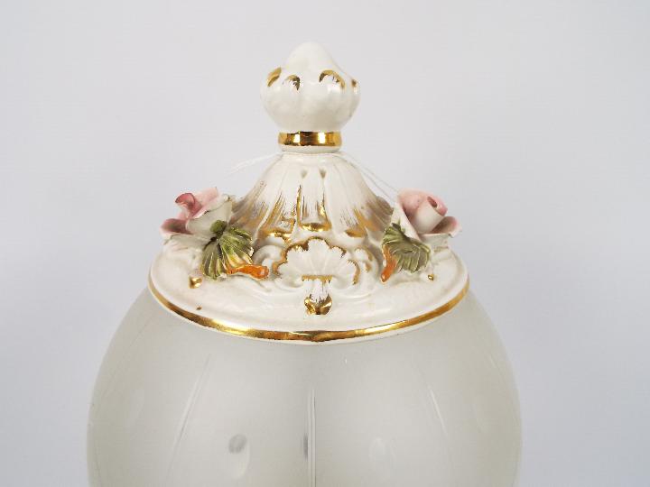 A Capo di Monte table lamp, approximatel - Image 3 of 3