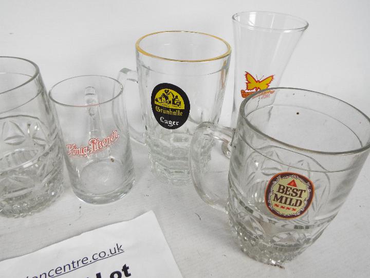 A large collection of predominantly branded drinking glasses, three boxes. - Image 4 of 5