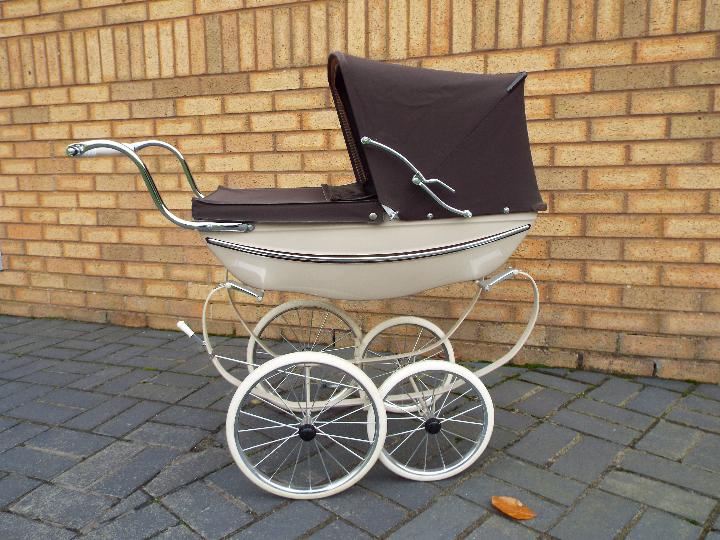 A vintage Silver Cross pram in good condition. - Image 2 of 7