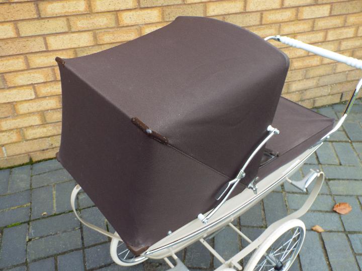 A vintage Silver Cross pram in good condition. - Image 6 of 7