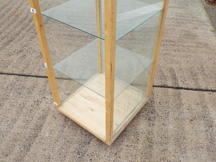 A pine framed display cabinet with glass shelves, approximately 137 cm x 46 cm x 48. - Image 4 of 4