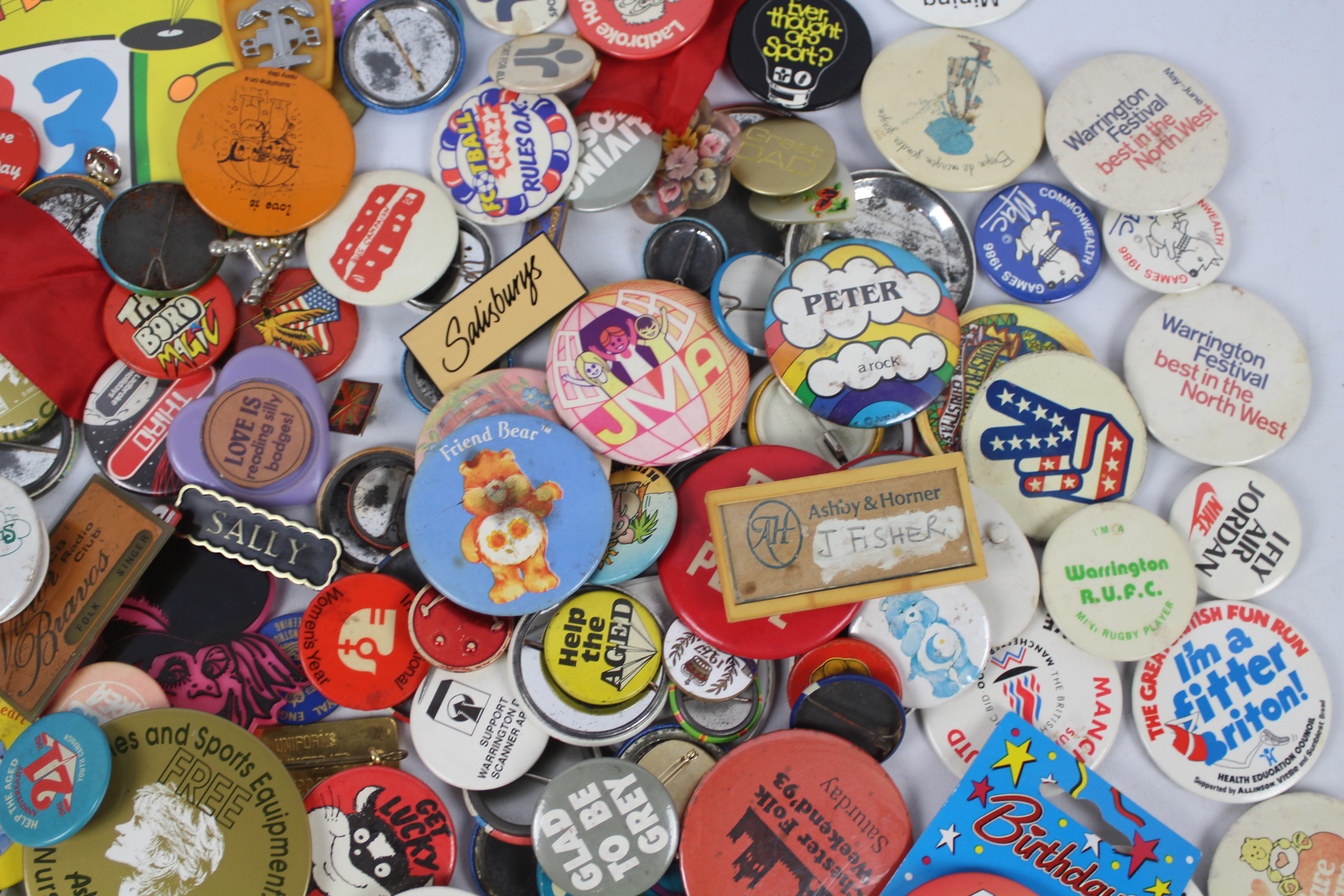 A quantity of vintage pin badges, variou - Image 5 of 6