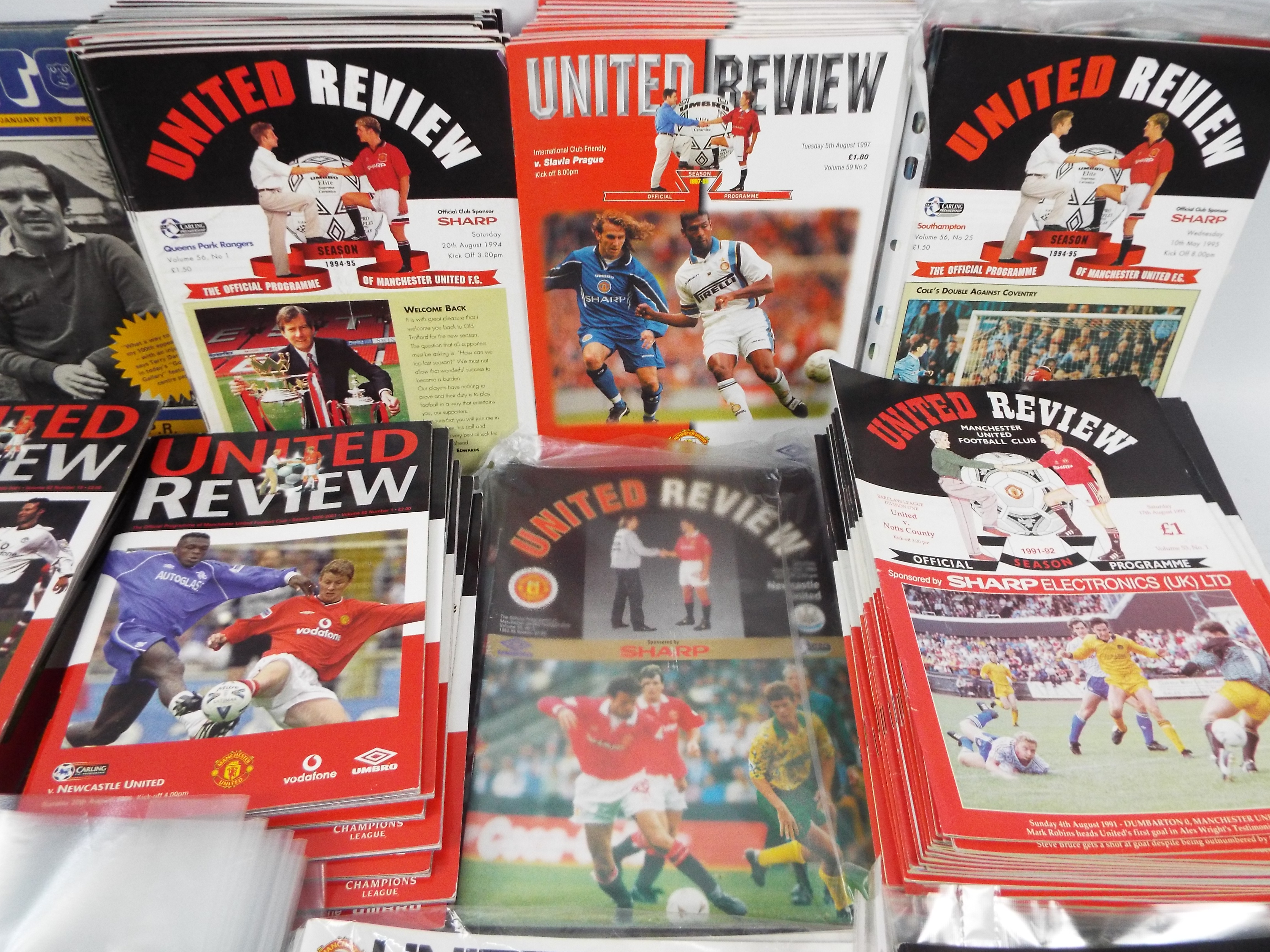 A collection of football programmes, Manchester United and Everton, 1970's and later. - Image 5 of 5