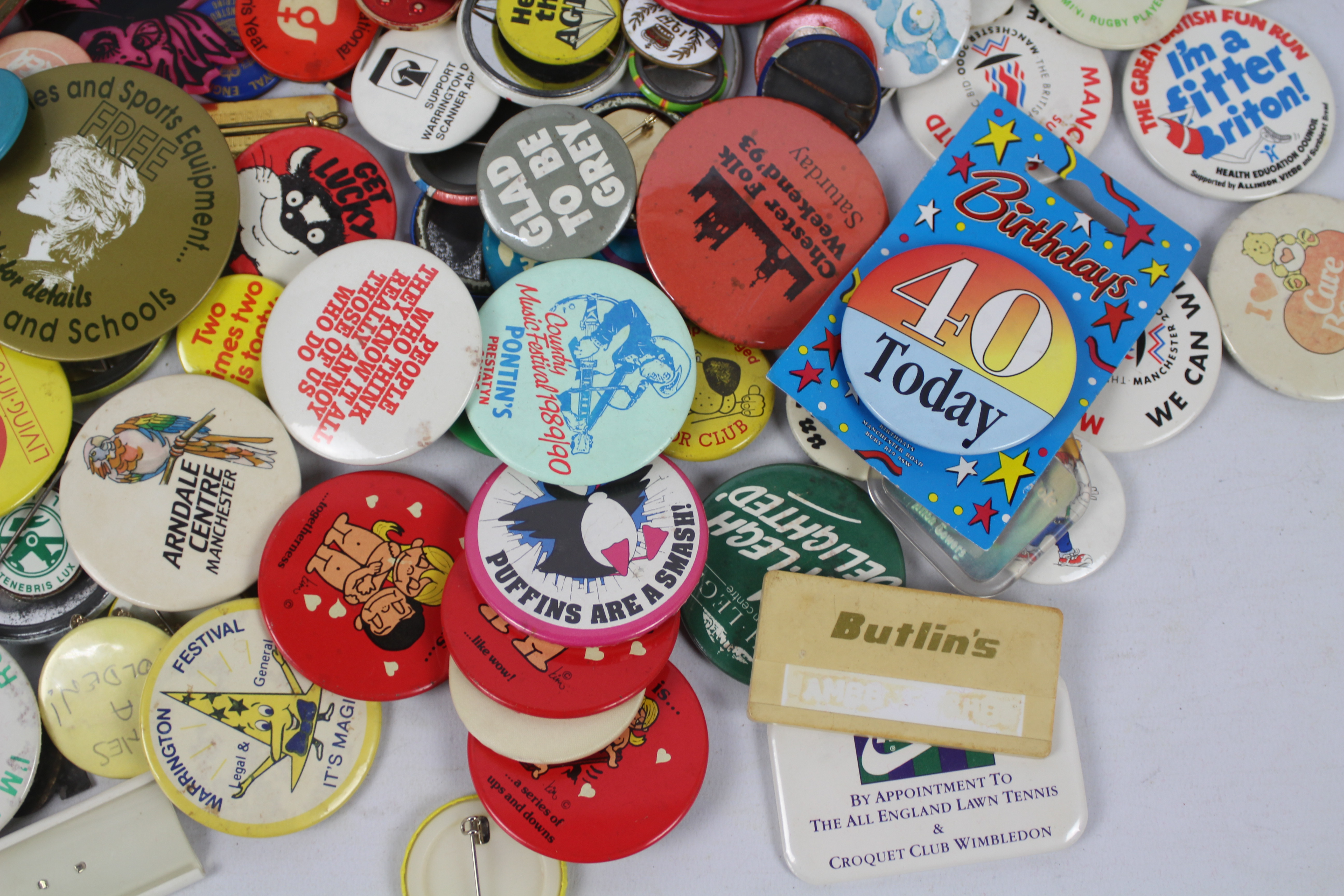 A quantity of vintage pin badges, variou - Image 2 of 6