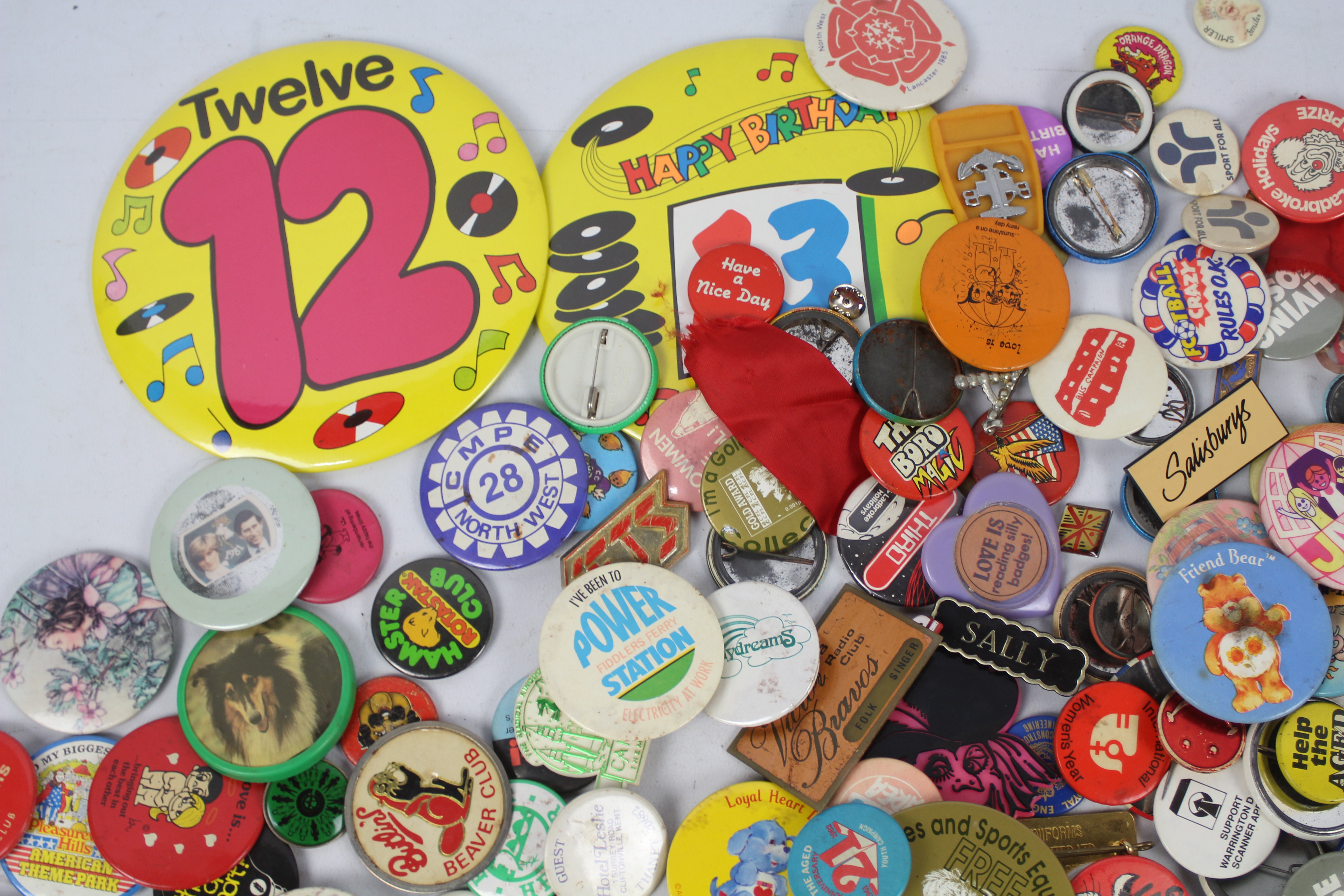 A quantity of vintage pin badges, variou - Image 4 of 6