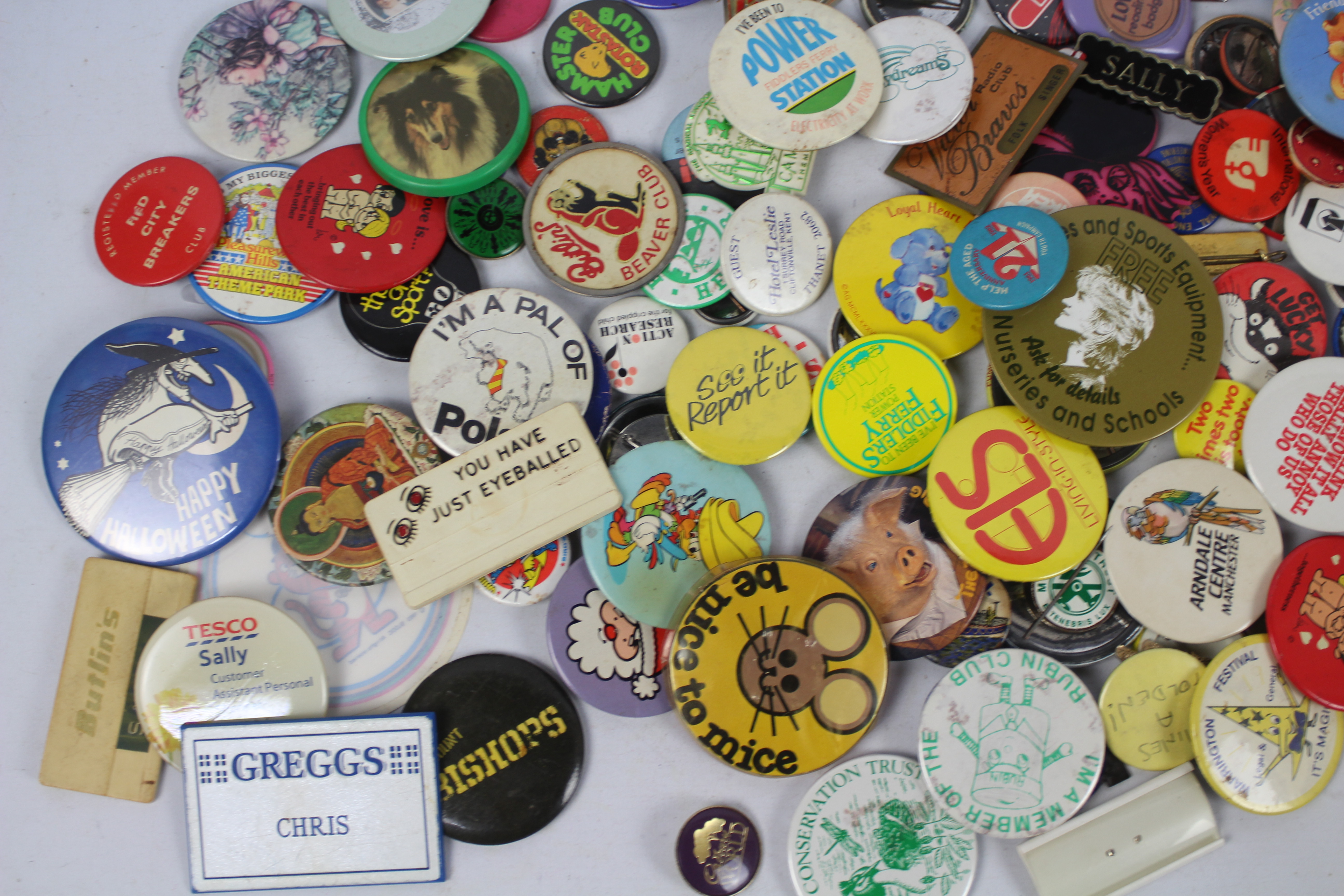 A quantity of vintage pin badges, variou - Image 3 of 6