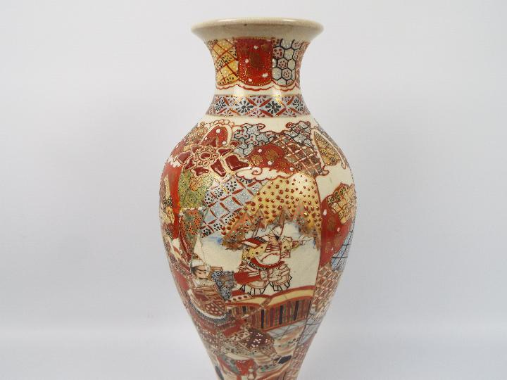 A large vase decorated with samurai, approximately 44 cm (h). - Image 6 of 10