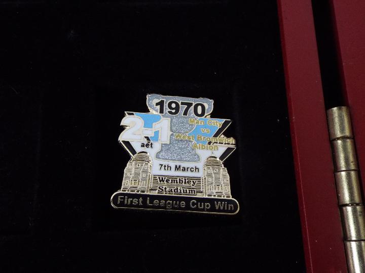 Manchester City Football Club - Lot to include a Danbury Mint Manchester City Victory Pin - Image 9 of 10