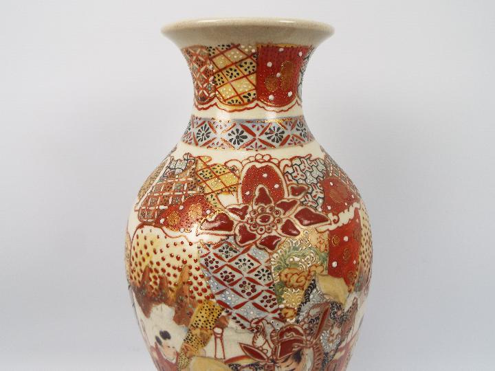 A large vase decorated with samurai, approximately 44 cm (h). - Image 2 of 10