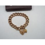 9ct - A rose metal bracelet with heart padlock clasp, both stamped 9c / 9ct, approximately 21.
