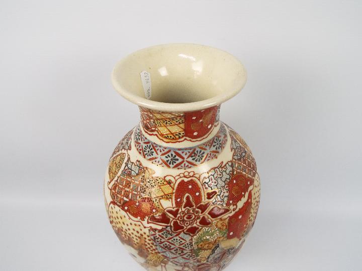 A large vase decorated with samurai, approximately 44 cm (h). - Image 5 of 10