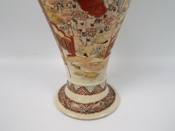 A large vase decorated with samurai, approximately 44 cm (h). - Image 4 of 10