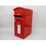 A reproduction, red painted, cast iron postbox with two keys, 59 cm (h).