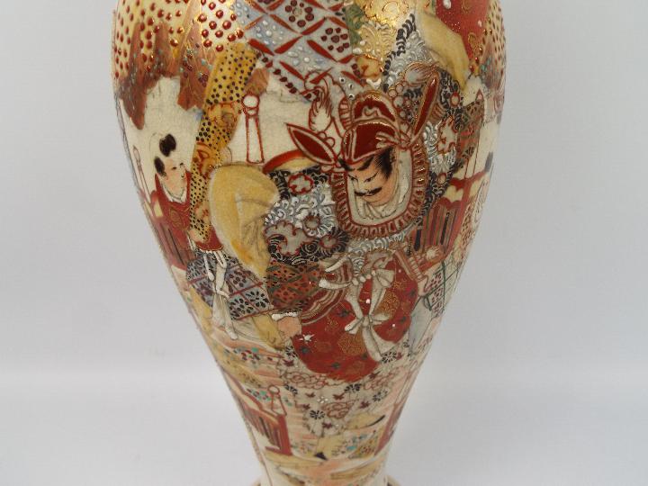 A large vase decorated with samurai, approximately 44 cm (h). - Image 3 of 10