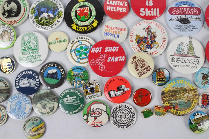 A collection of vintage pin badges, pred - Image 4 of 7