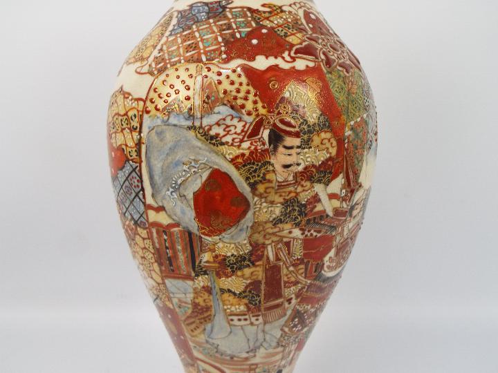 A large vase decorated with samurai, app - Image 8 of 10