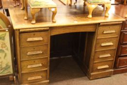 Early 20th Century oak eight drawer pedestal desk, 78 x 121 x 67cm.