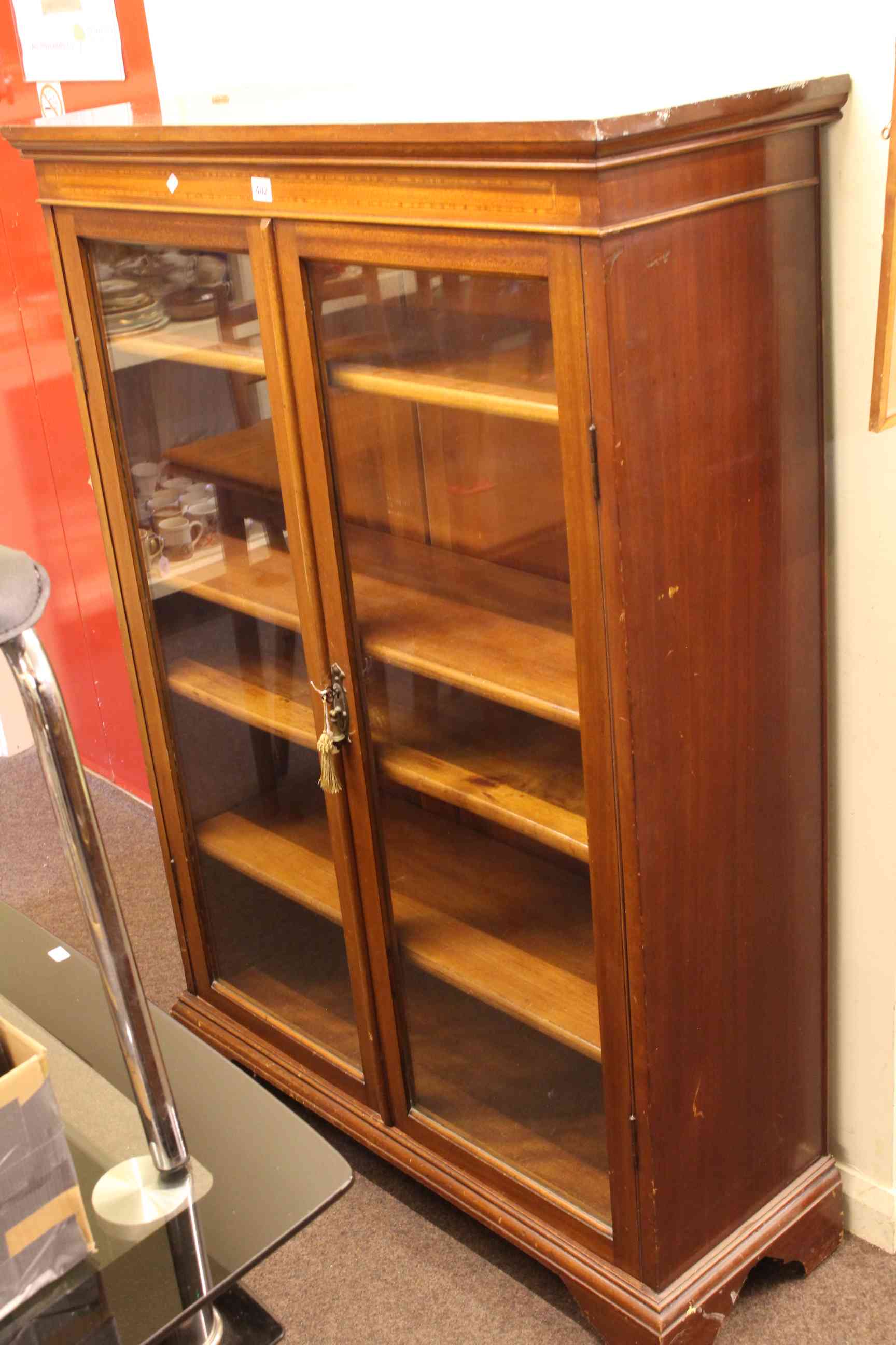 Early 20th Century mahogany glazed two door bookcase, 136.5 x 96 x 35cm.