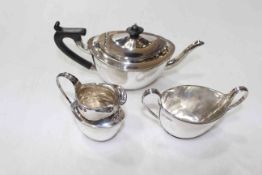 Silver three piece tea set with reeded borders, Sheffield 1910/11.